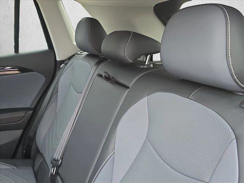 Used 2025 Volkswagen Tiguan SE image 18