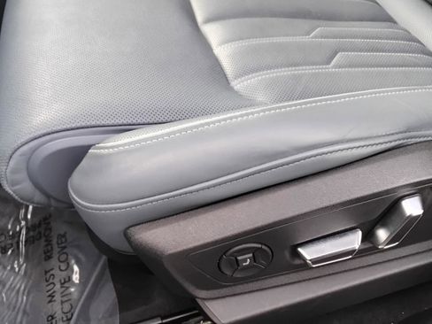 Used 2023 Audi e-tron Prestige w/ Prestige Package image 18