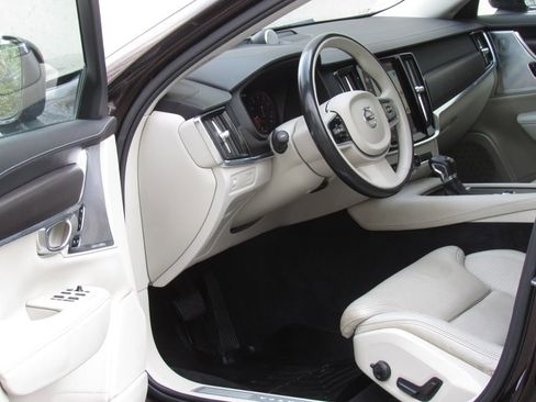 Used 2017 Volvo V90 T6 Cross Country image 9