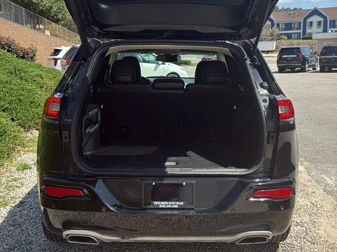 Used 2017 Jeep Cherokee Overland w/ Technology Group FWD image 31