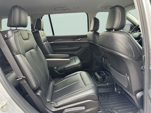 Used 2023 Jeep Grand Cherokee L Limited AWD/4WD image 20