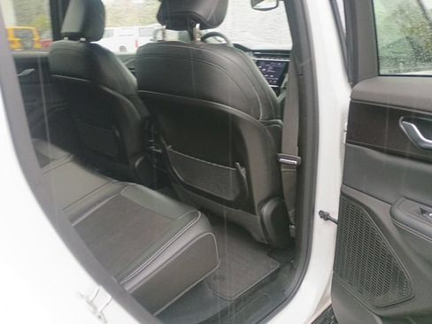 Used 2023 Jeep Grand Cherokee Altitude AWD/4WD image 15