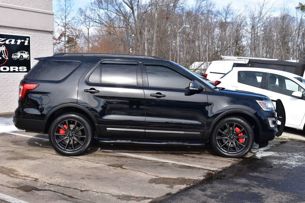 Used 2017 Ford Explorer XLT w/ Equipment Group 202A AWD/4WD image 4