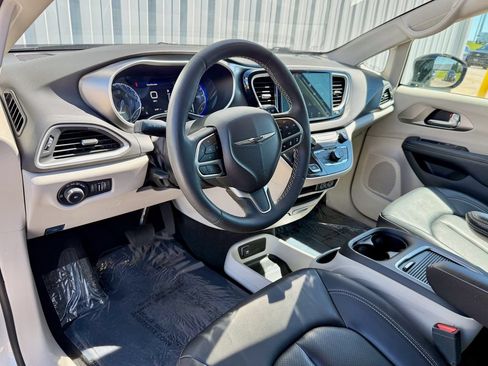 Used 2024 Chrysler Pacifica Touring-L FWD image 10