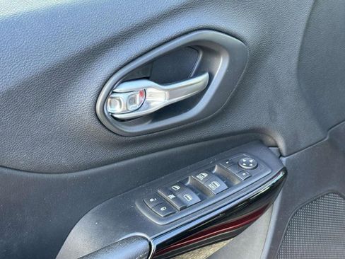 Used 2020 Jeep Cherokee Latitude Plus image 16