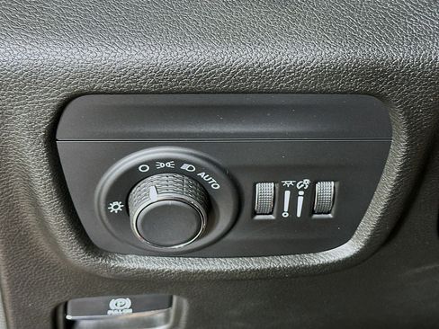 Used 2023 Jeep Grand Cherokee Laredo AWD/4WD image 17