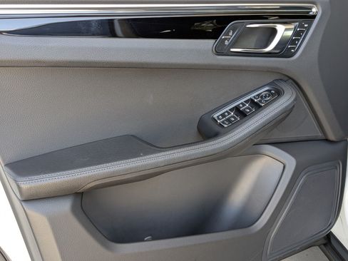 Certified 2025 Porsche Macan AWD/4WD image 13