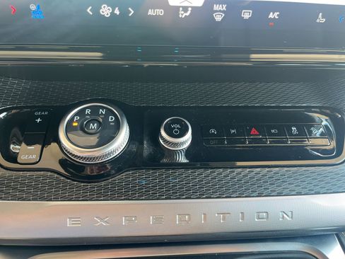 Certified 2025 Ford Expedition Platinum w/ Stealth Performance Package AWD/4WD image 29