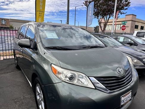Used 2014 Toyota Sienna LE FWD image 2