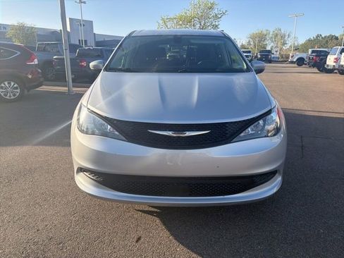 Used 2022 Chrysler Voyager LX FWD image 8