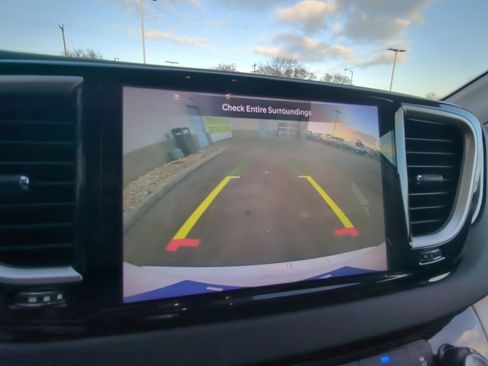 Used 2024 Chrysler Pacifica Touring-L image 19