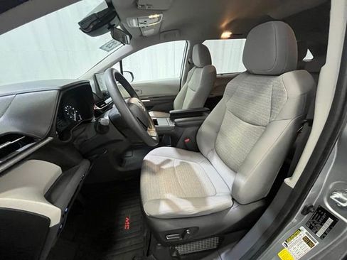 Certified 2023 Toyota Sienna LE FWD image 9