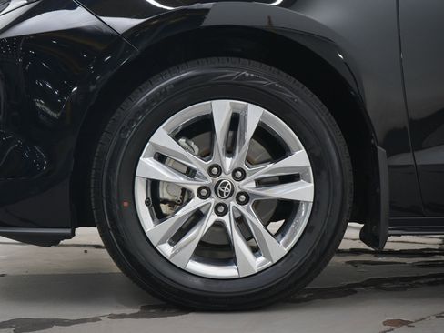 Used 2024 Toyota Sienna XLE w/ XLE Plus Package FWD image 31