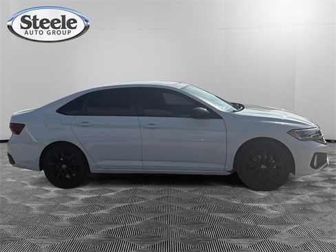 Used 2022 Volkswagen Jetta Sport image 6
