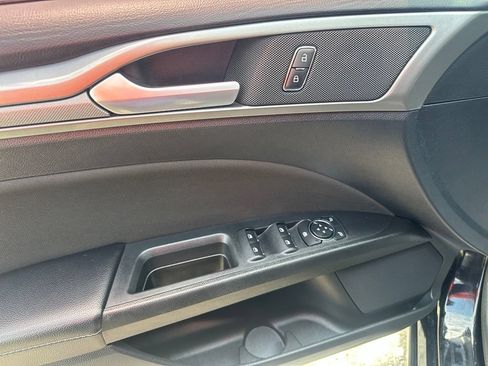 Used 2019 Ford Fusion SE FWD image 11