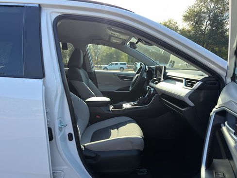 Used 2025 Toyota RAV4 XLE FWD image 14