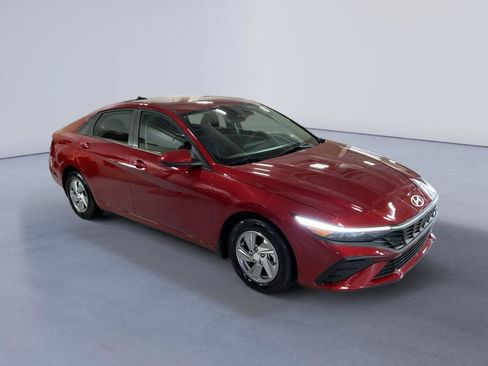 Certified 2025 Hyundai Elantra SE FWD image 3