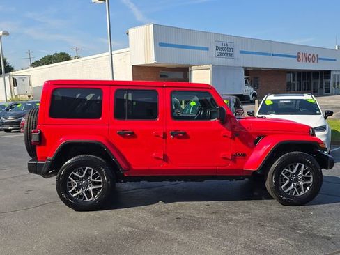Used 2025 Jeep Wrangler Unlimited Sahara AWD/4WD image 2