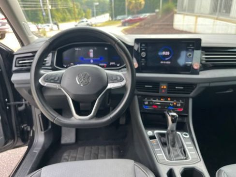 Used 2025 Volkswagen Jetta SE FWD image 17