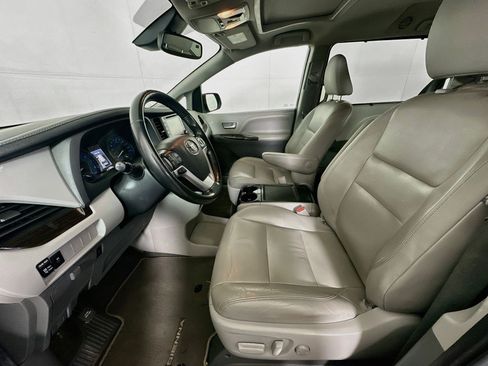 Used 2020 Toyota Sienna XLE FWD image 13