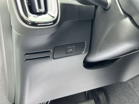 Certified 2023 Volvo XC40 B5 Plus AWD/4WD image 17