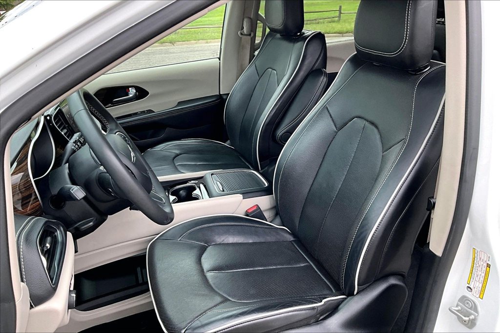 Used 2023 Chrysler Pacifica Limited FWD image 24