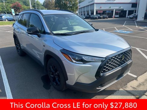 Used 2024 Toyota Corolla Cross LE FWD image 3