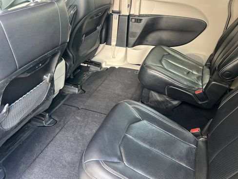 Used 2022 Chrysler Pacifica Touring-L FWD image 12