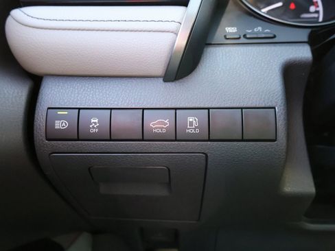 Used 2024 Toyota Camry SE image 30