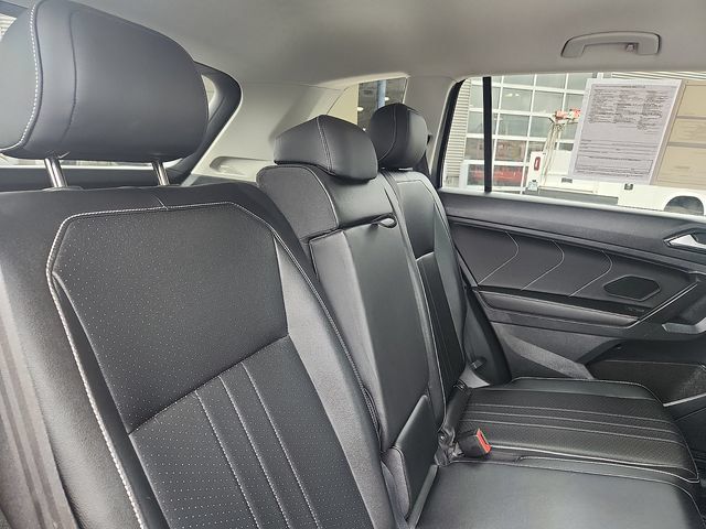 Used 2024 Volkswagen Tiguan SE AWD/4WD image 28