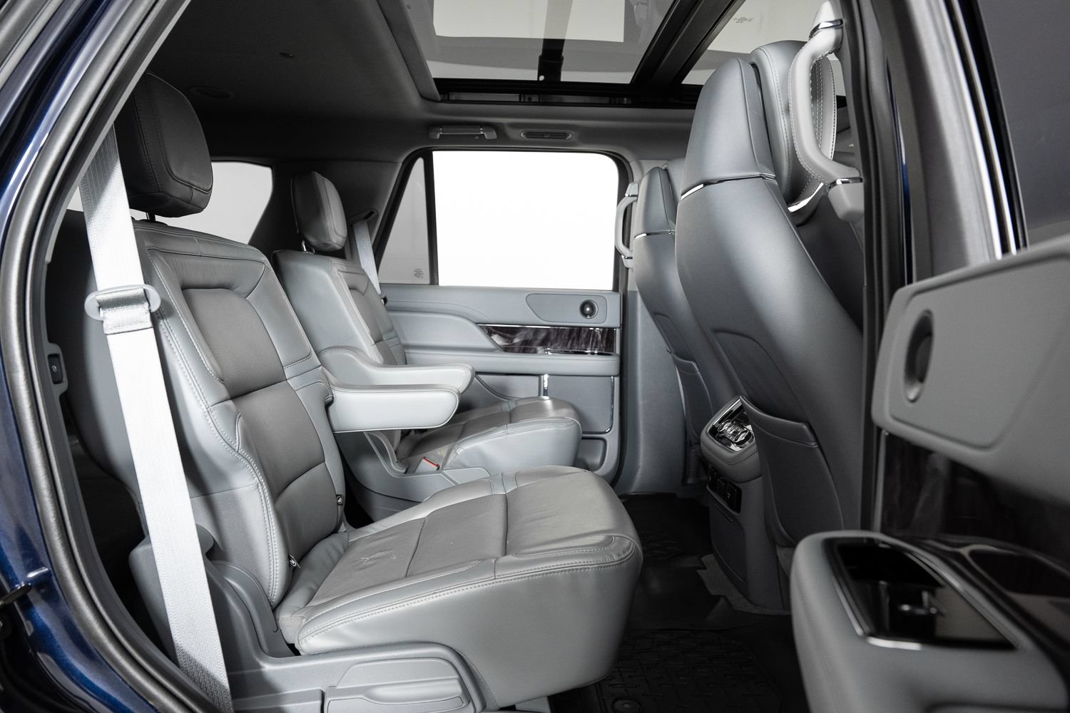 Used 2021 Lincoln Navigator Reserve w/ Cargo Convenience Package AWD/4WD image 26