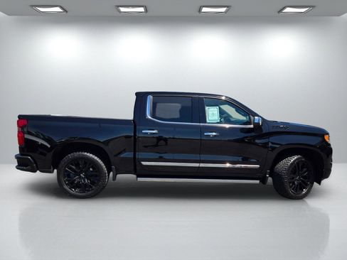 Used 2022 Chevrolet Silverado 1500 High Country w/ High Country Premium Package AWD/4WD image 3