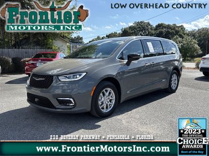 Used 2025 Chrysler Pacifica Select