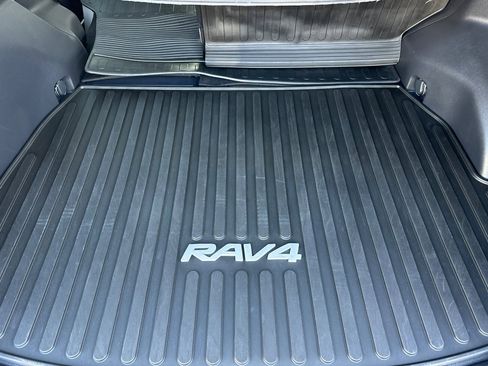 Used 2021 Toyota RAV4 XLE Premium image 15