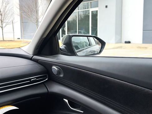 Used 2025 Hyundai Elantra SE image 26