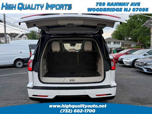 Used 2018 Lincoln Navigator Select w/ Technology Package AWD/4WD image 18