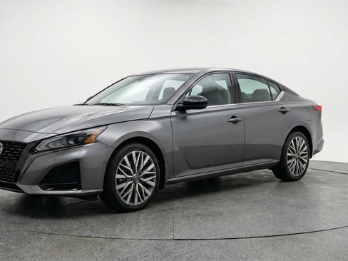 Used 2025 Nissan Altima 2.5 SV image 3