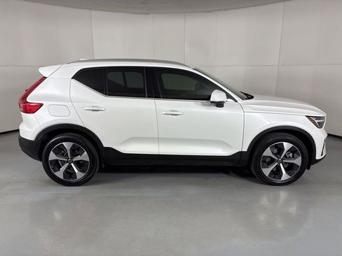 Used 2025 Volvo XC40 B5 Plus image 9