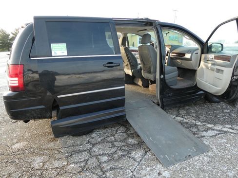 Used 2010 Chrysler Town & Country Touring image 16
