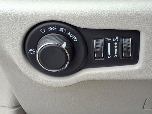 Used 2023 Chrysler Voyager LX FWD image 19