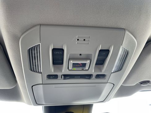 Used 2021 Toyota Highlander XLE image 25