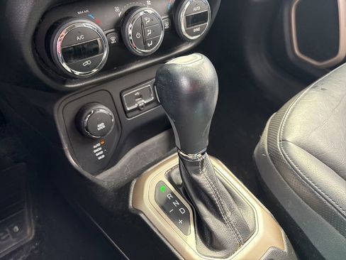 Used 2015 Jeep Renegade Limited image 25