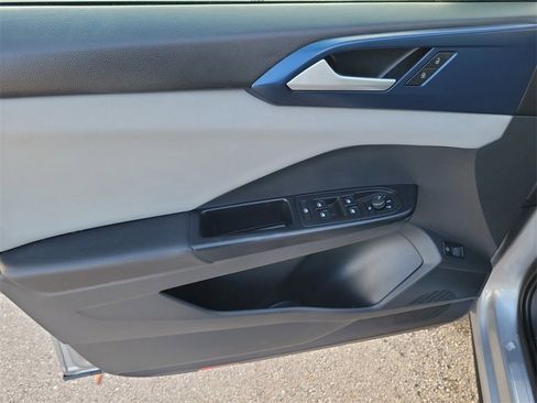 Certified 2023 Volkswagen Taos SE w/ Black Wheel Package image 15