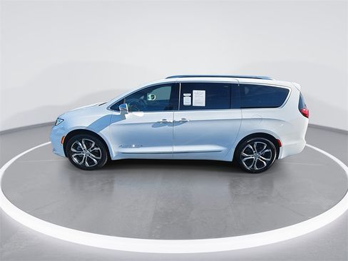 Used 2024 Chrysler Pacifica Pinnacle w/ Trailer Tow Group image 5