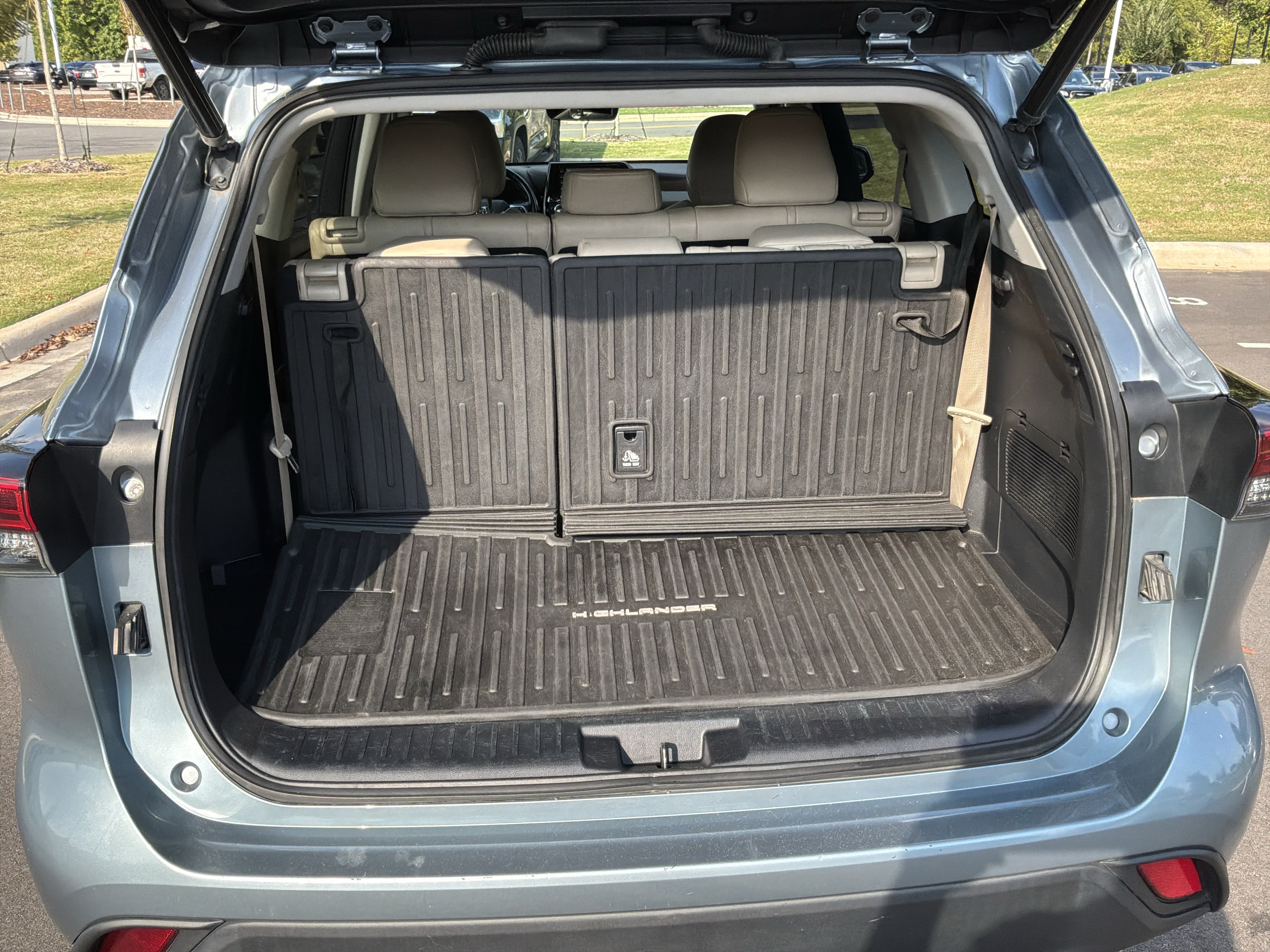 Used 2021 Toyota Highlander XLE FWD image 33