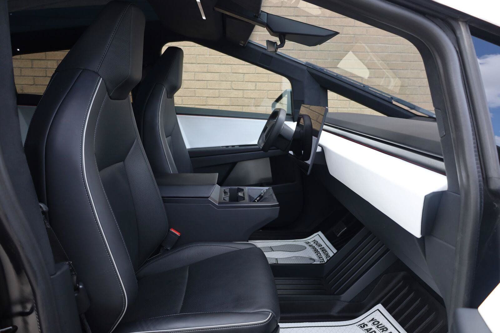 Used 2024 Tesla Cybertruck AWD Crew Cab image 29