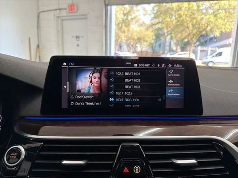 Used 2020 BMW 530e xDrive w/ M Sport Package image 34