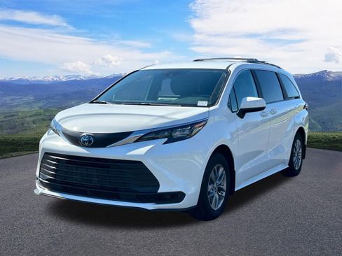Used 2025 Toyota Sienna LE AWD/4WD image 1