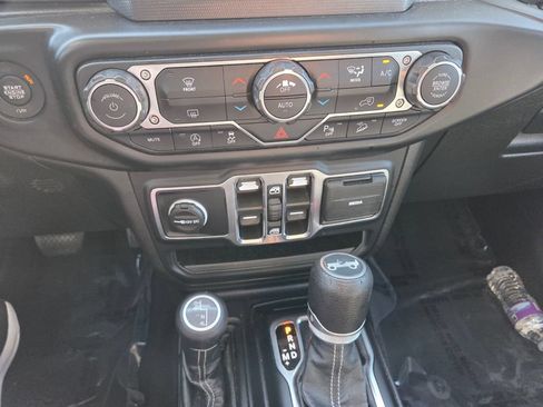 Used 2019 Jeep Wrangler Unlimited Sahara w/ Safety Group AWD/4WD image 17