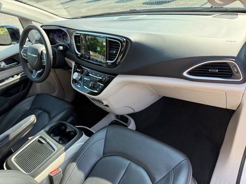 Used 2024 Chrysler Pacifica Touring-L FWD image 17